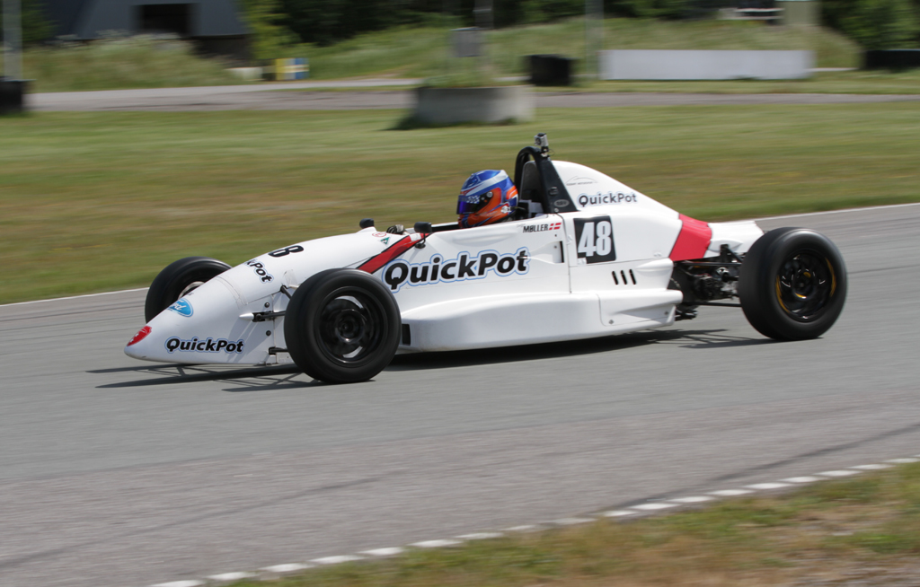 Steffen Møller i sin Ray racer kørte fra alt og alle i 3. løb for Formel Ford bilerne.
(Foto: Motorsporten.dk)